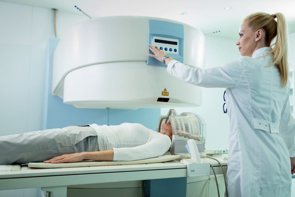 Muler ajustando aparelho de radioterapia