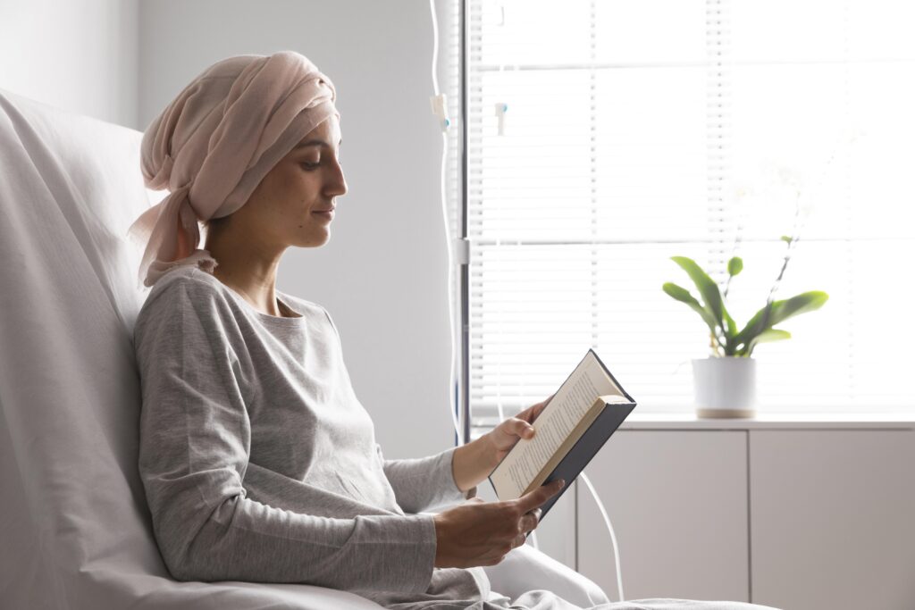 mulher com câncer lendo livro