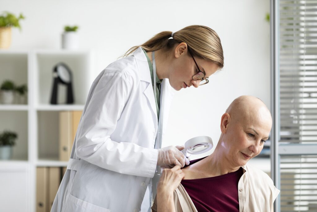 Médica analisando mulher com câncer